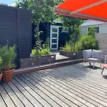 Unieke Woonark Met Privetuin En Free Parking.