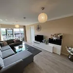 Beautiful Luxury Apartment With Skyline