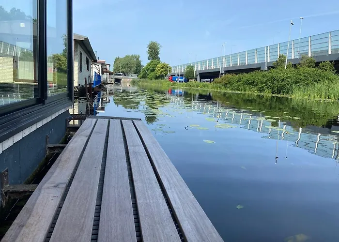 Unieke Woonark Met Privetuin En Free Parking.