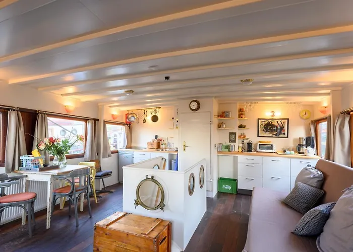 Boatapartment Animathor On Top Location