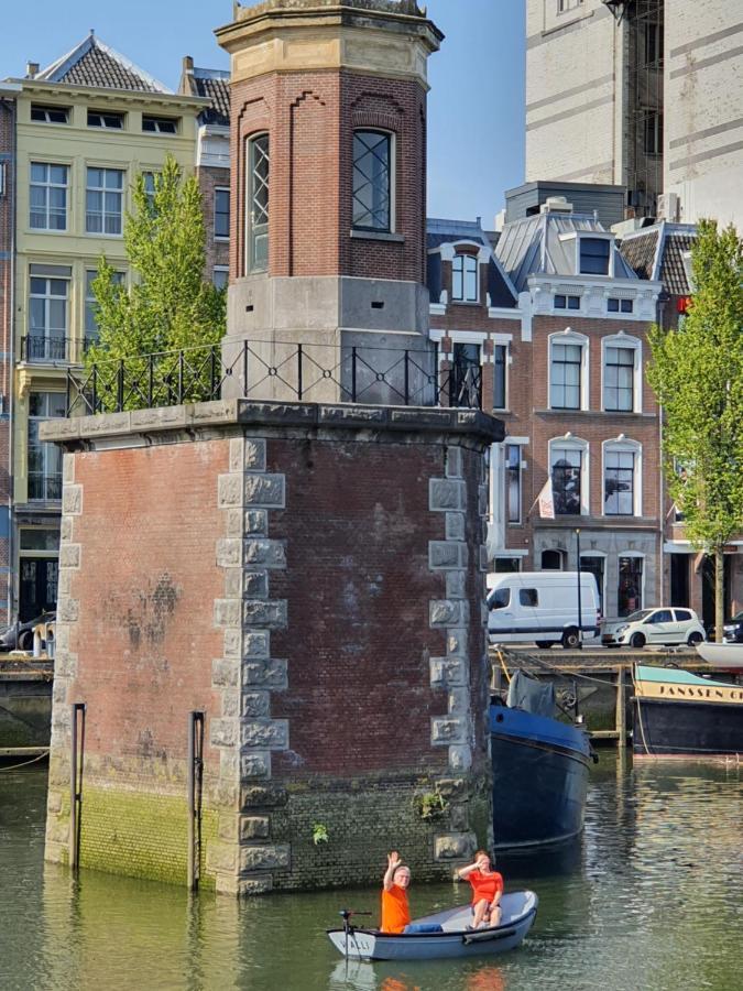 Botel De Coaster & Aquarium Ponton