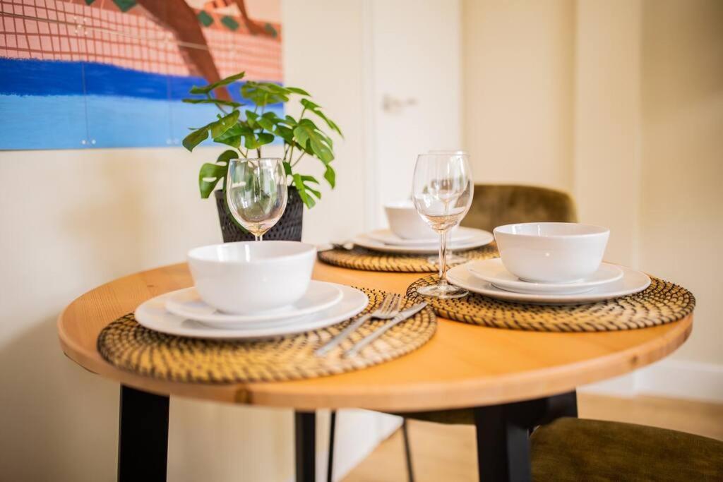 Delightful 2 Bedroom Serviced 54m2 -mst40d- Vakantiehuis Rotterdam