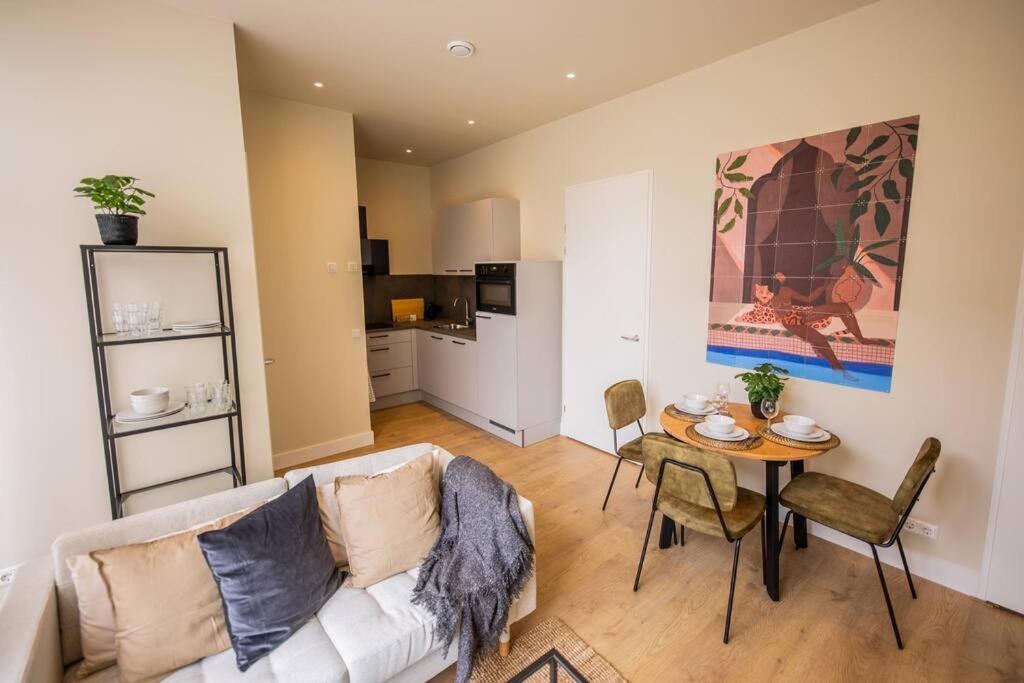 Delightful 2 Bedroom Serviced 54m2 -mst40d- Vakantiehuis Rotterdam