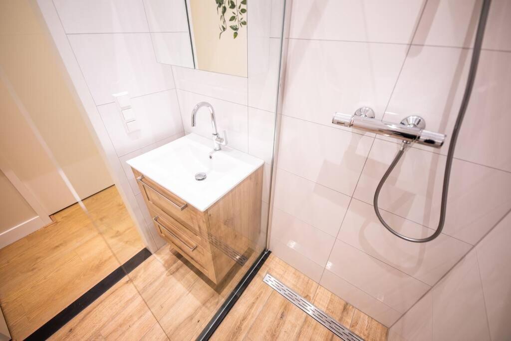 Delightful 2 Bedroom Serviced 54m2 -mst40d- Vakantiehuis *