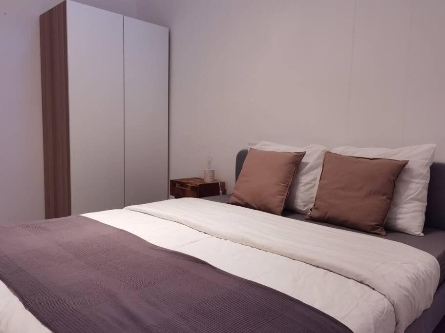 Lovely 2 Bedroom Serviced In *
