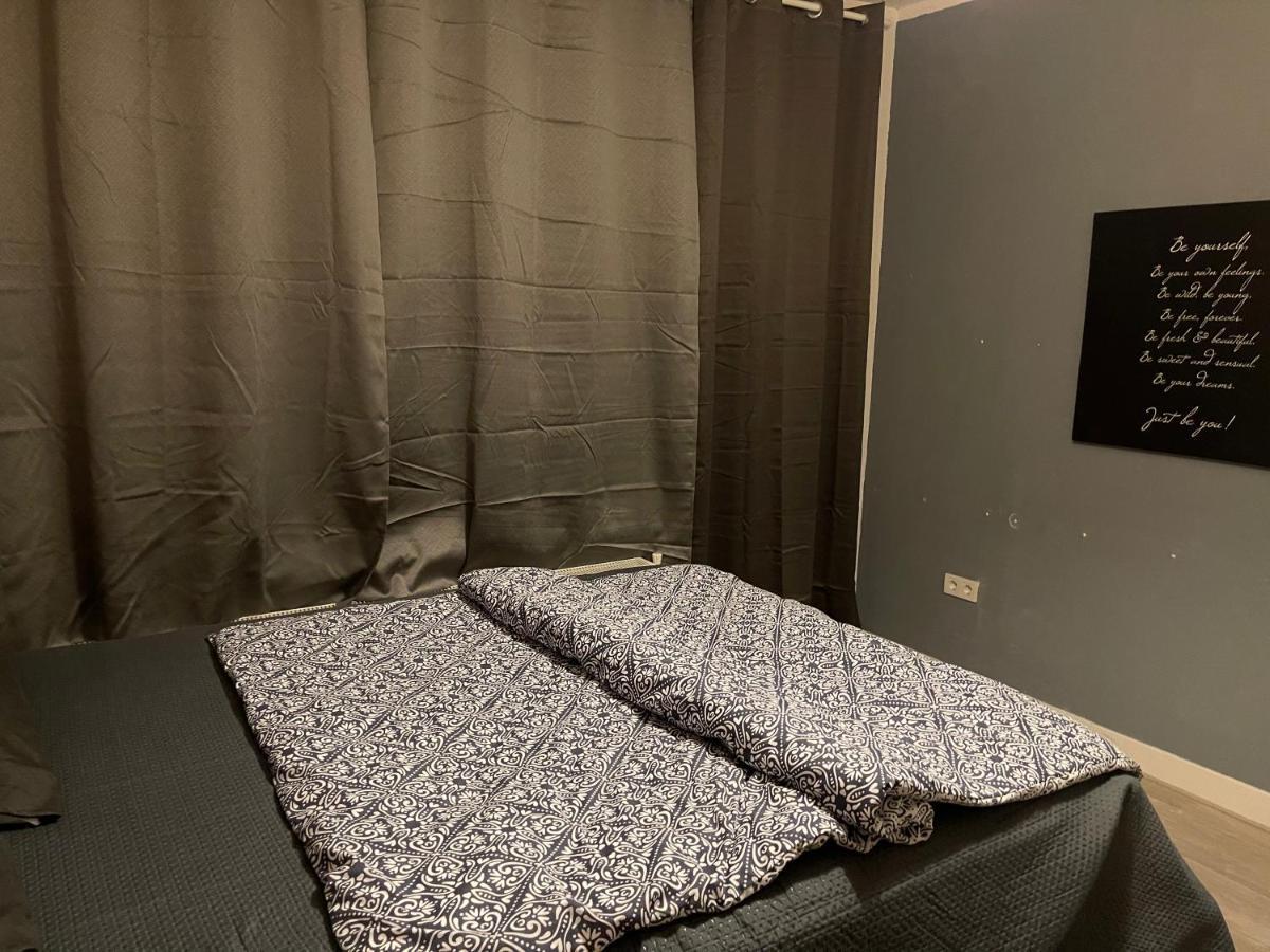 Private Double Bed Only With Balcony In Accommodatie bij particulieren Rotterdam