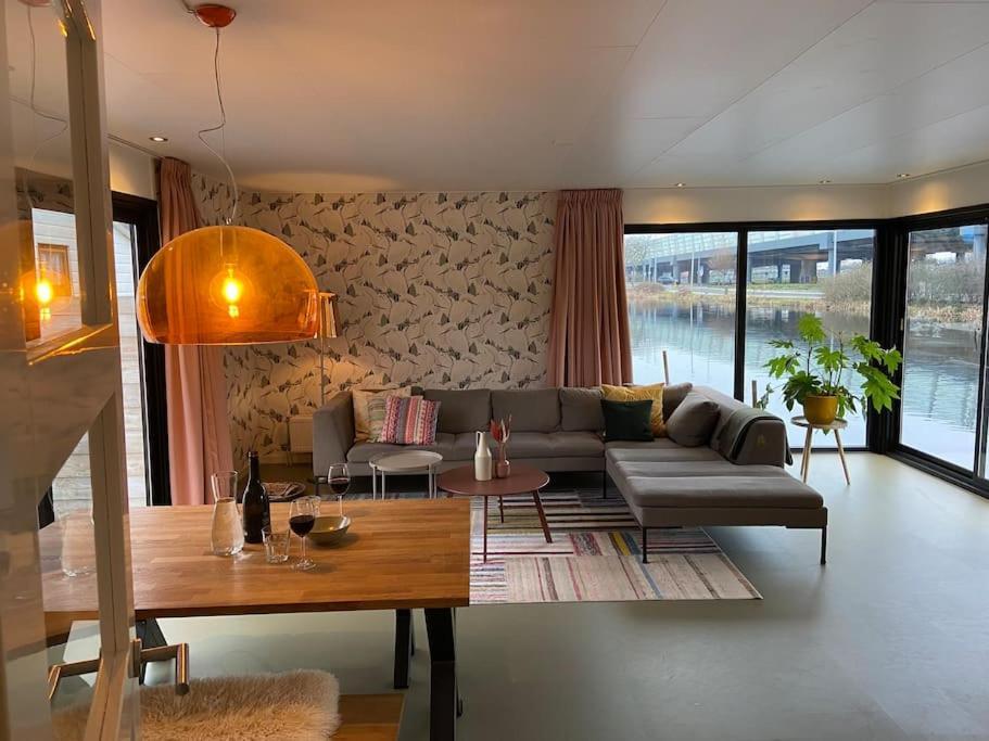 Unieke Woonark Met Privetuin En Free Parking. Appartement Rotterdam