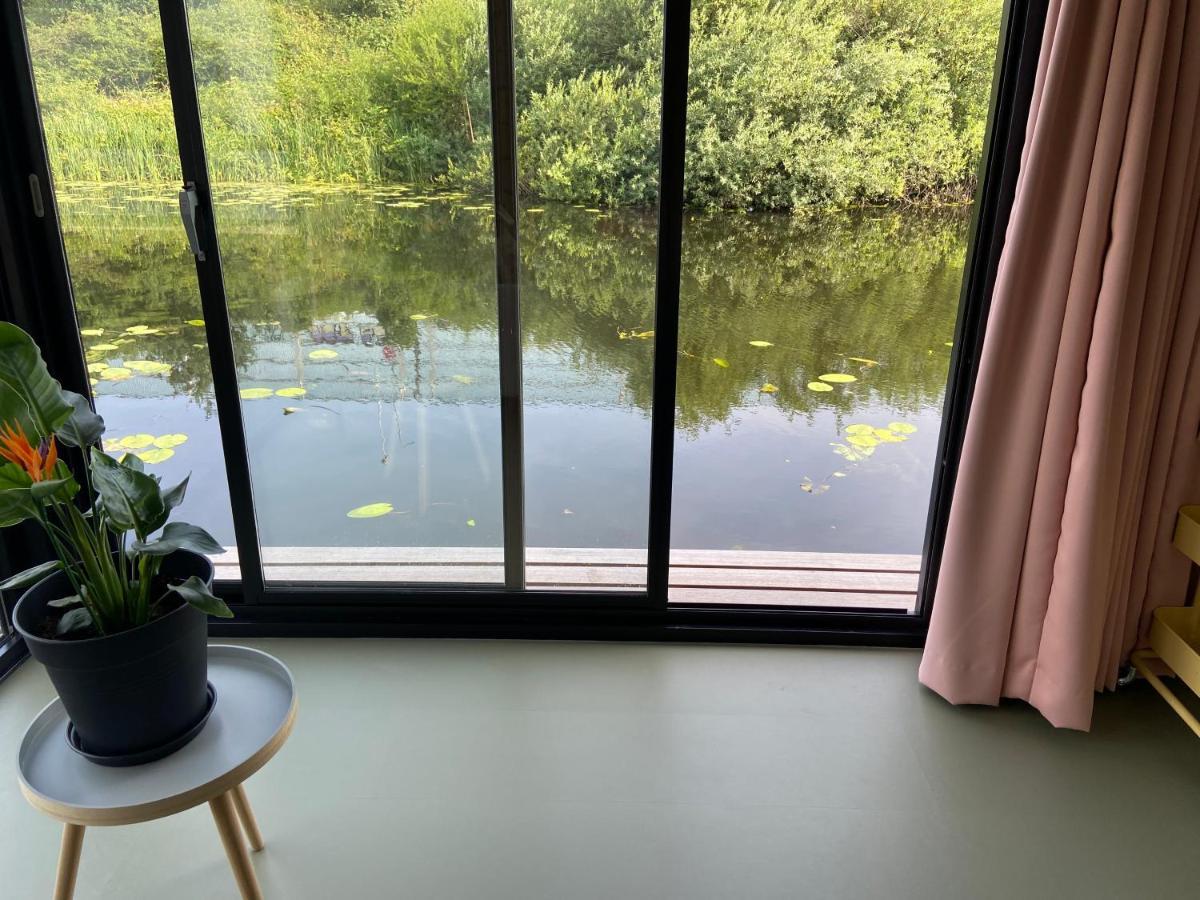 Appartement Unieke Woonark Met Privetuin En Free Parking.