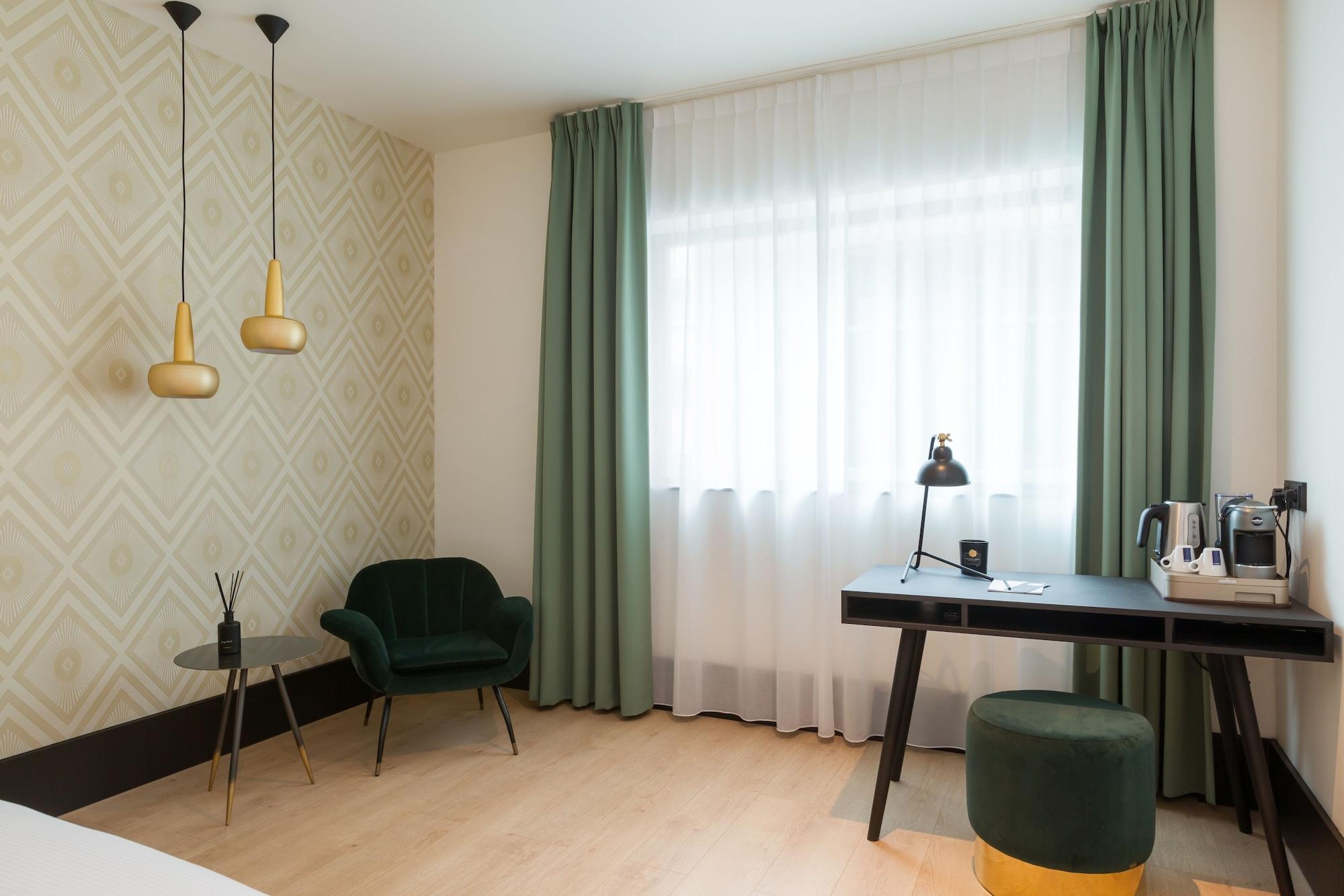 Hotel The 3*