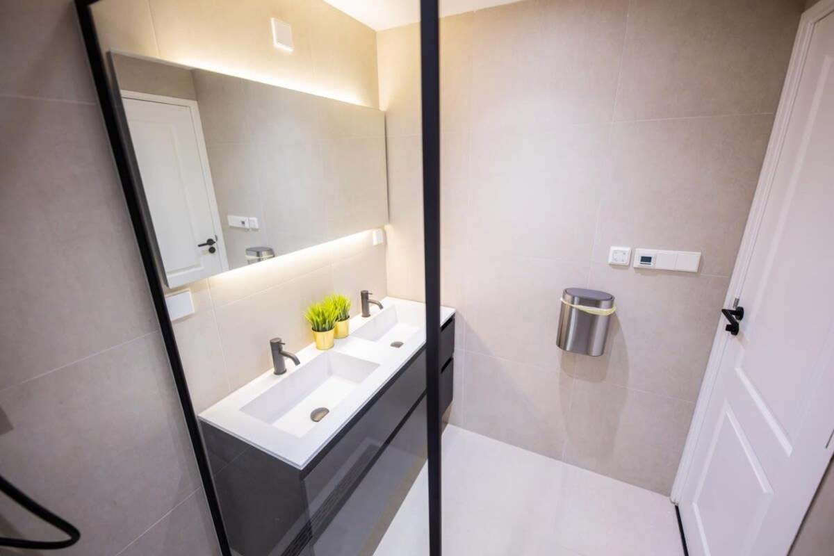Holiday home Grandly 3 Bedroom Serviced 83m2 -nb306g- Rotterdam