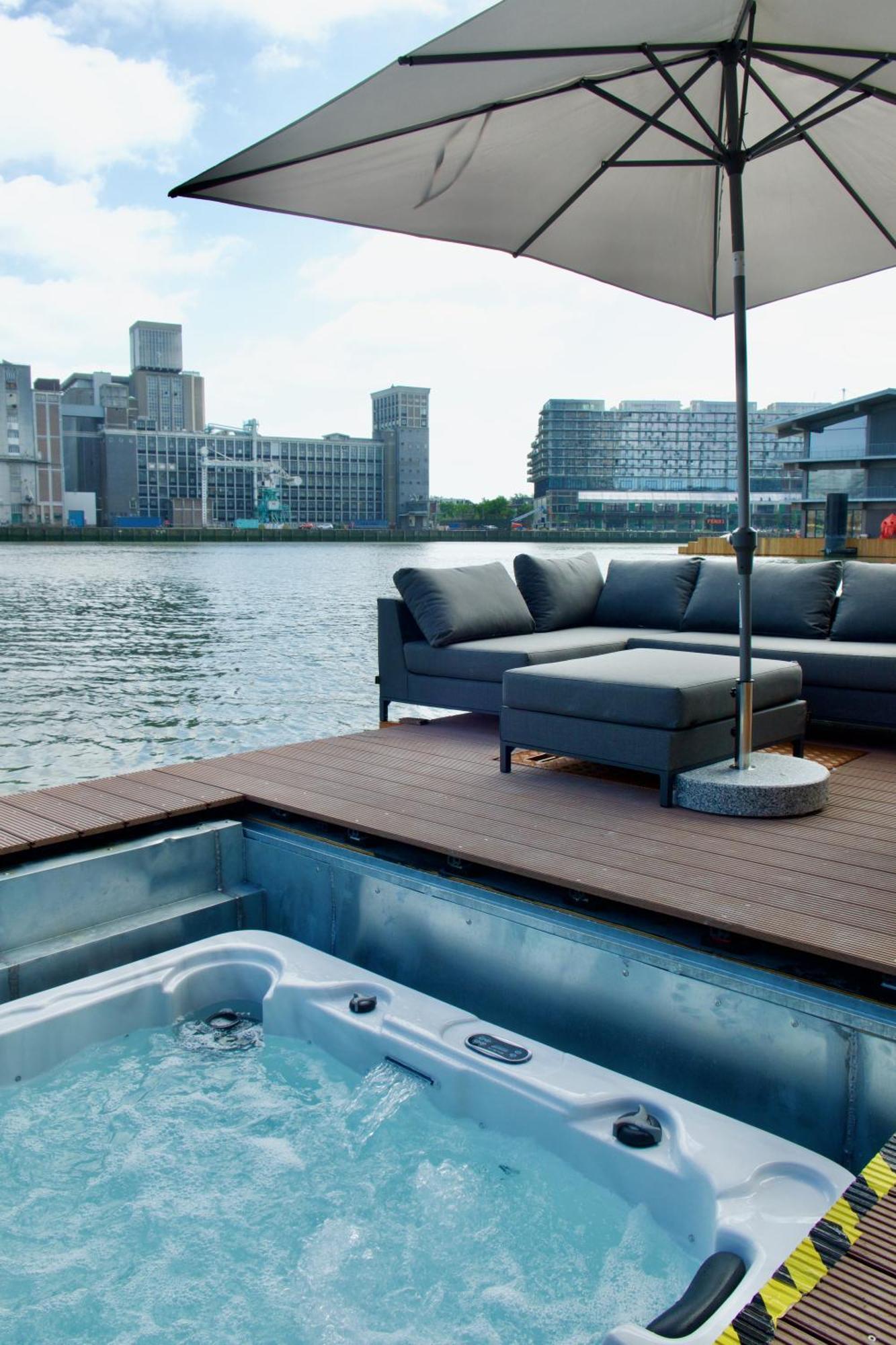 Wikkelboat Nr4 At Floating Rijnhaven Vakantiehuis