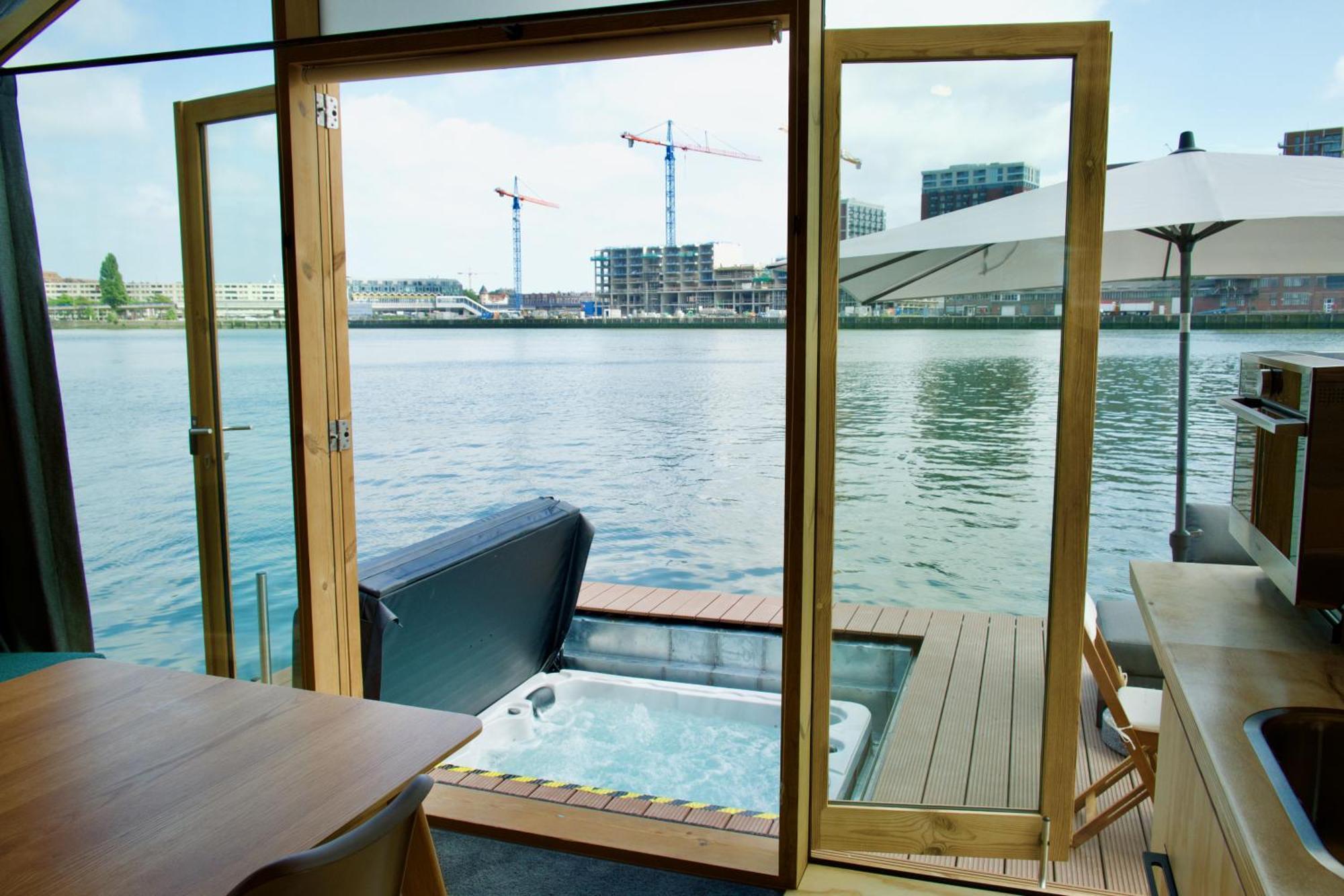 Vakantiehuis Wikkelboat Nr4 At Floating Rijnhaven Rotterdam
