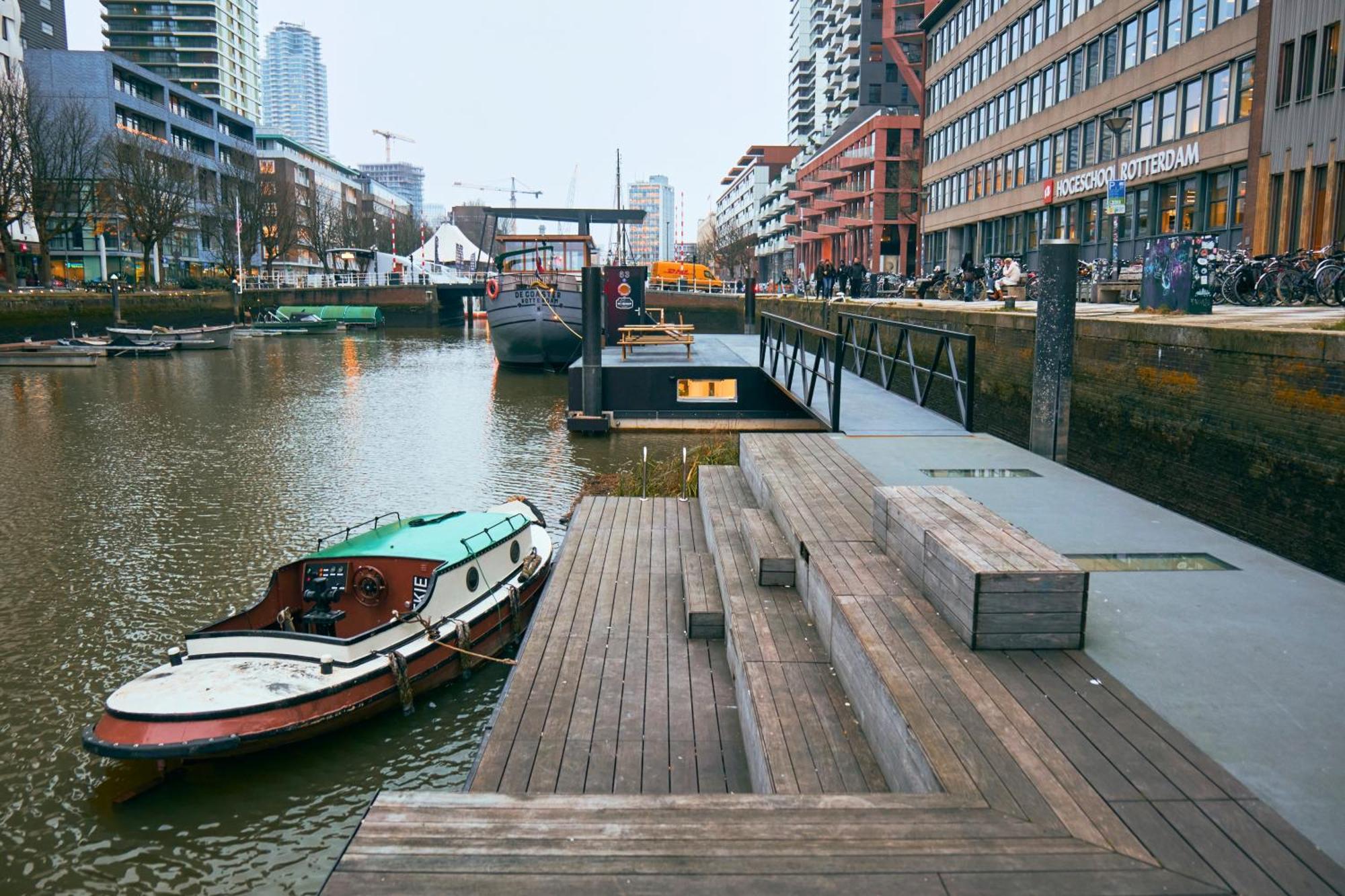 Botel De Coaster & Aquarium Ponton