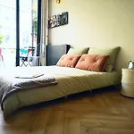 Luxurious Central Studio In Monumental Warehouse