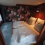Houseboat Holiday Apartments Rotterdam