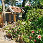Cottage in secluded garden near centre Rotterdam