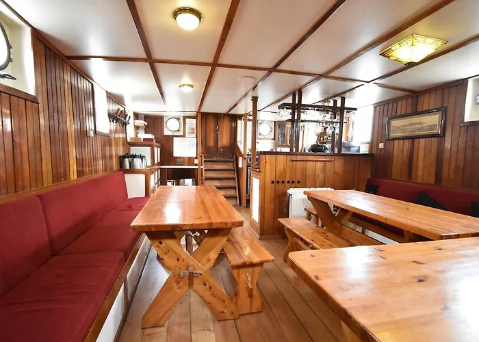 Spacious Yatch Near Forest In Rotterdam