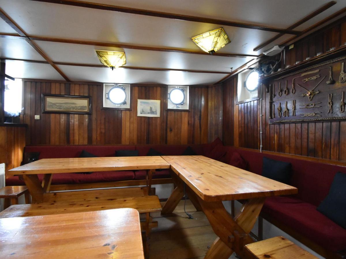 Spacious Yatch Near Forest In Botel