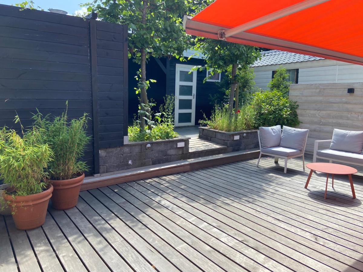 Unieke Woonark Met Privetuin En Free Parking. Appartement *