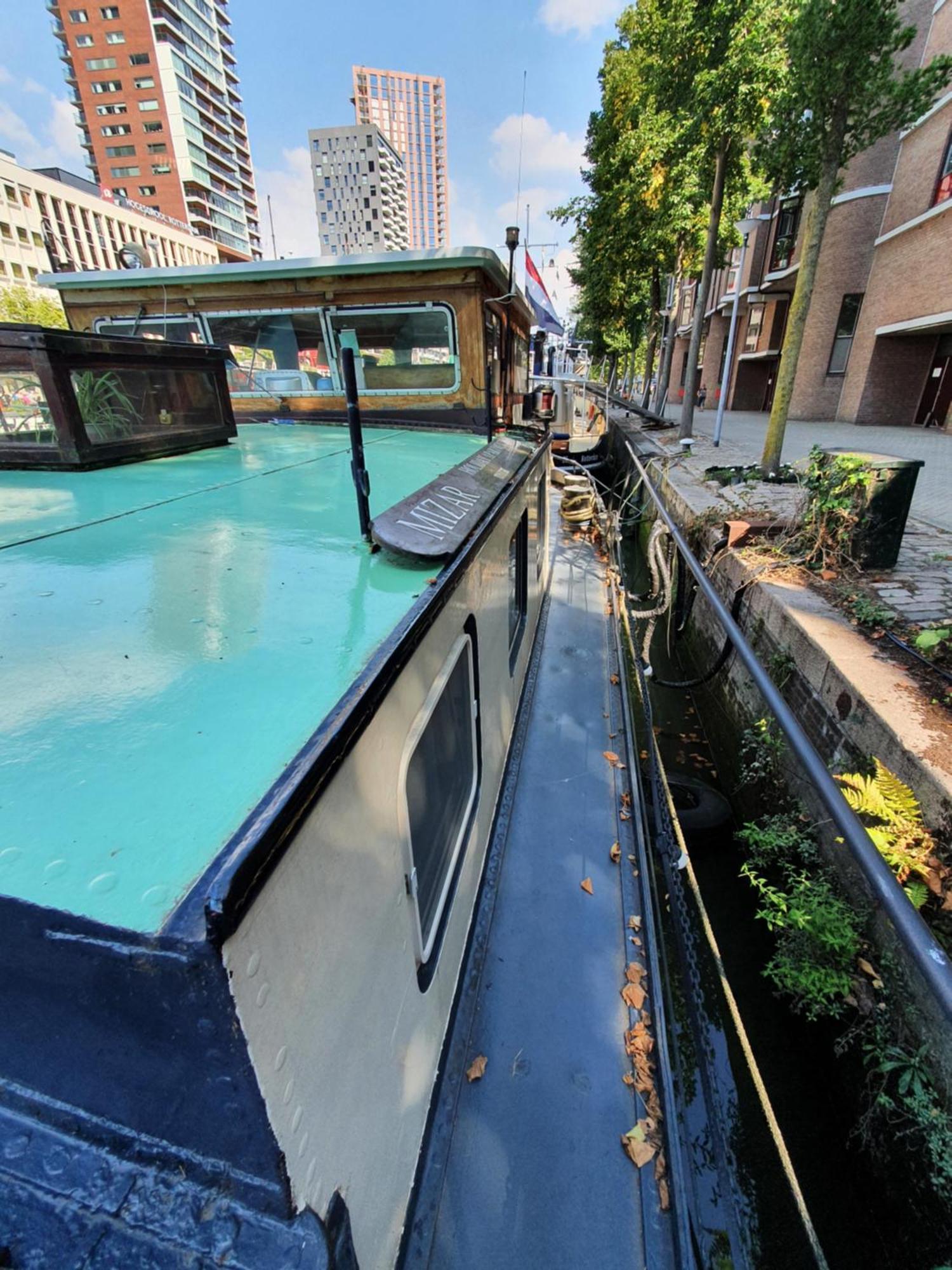 Houseboat *