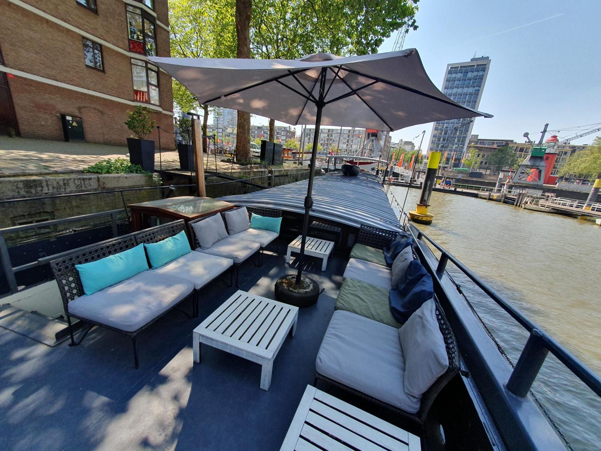 Houseboat Botel