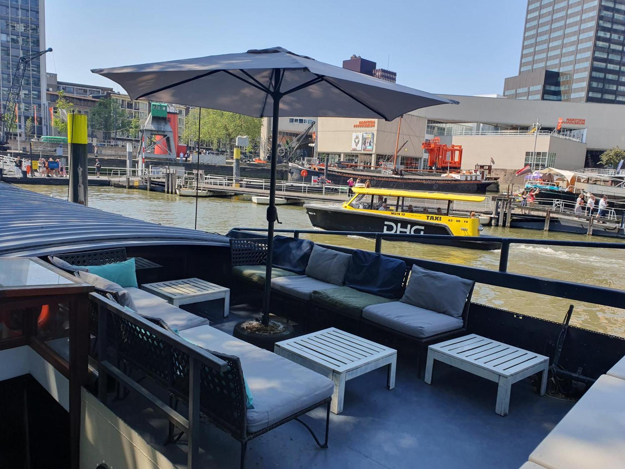 Houseboat Botel