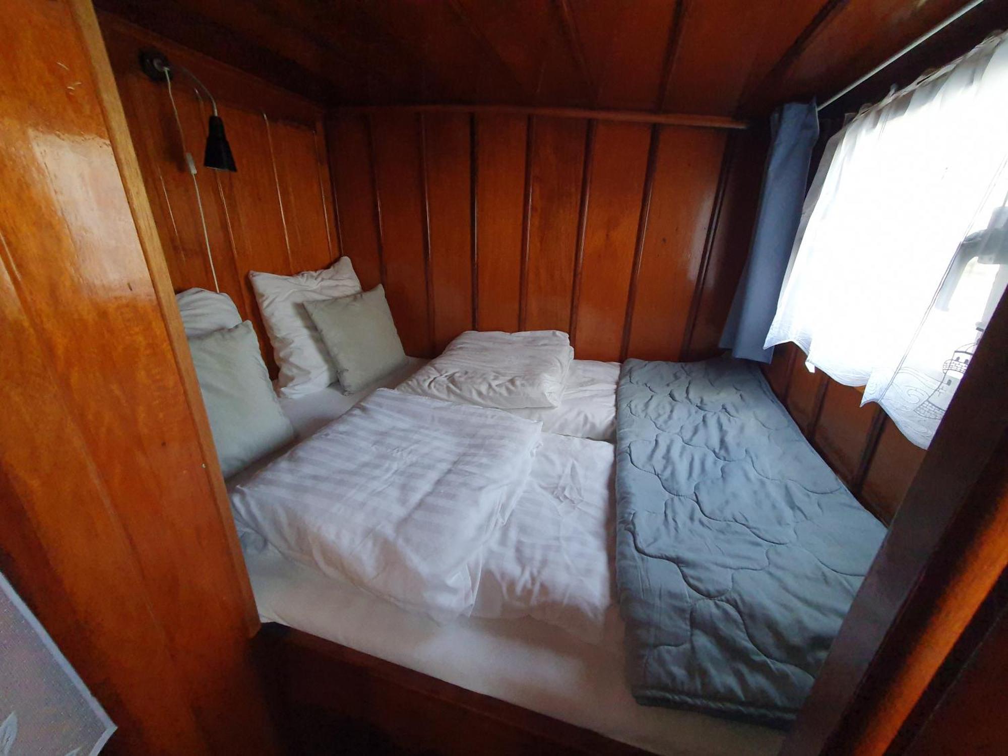 Houseboat Botel *