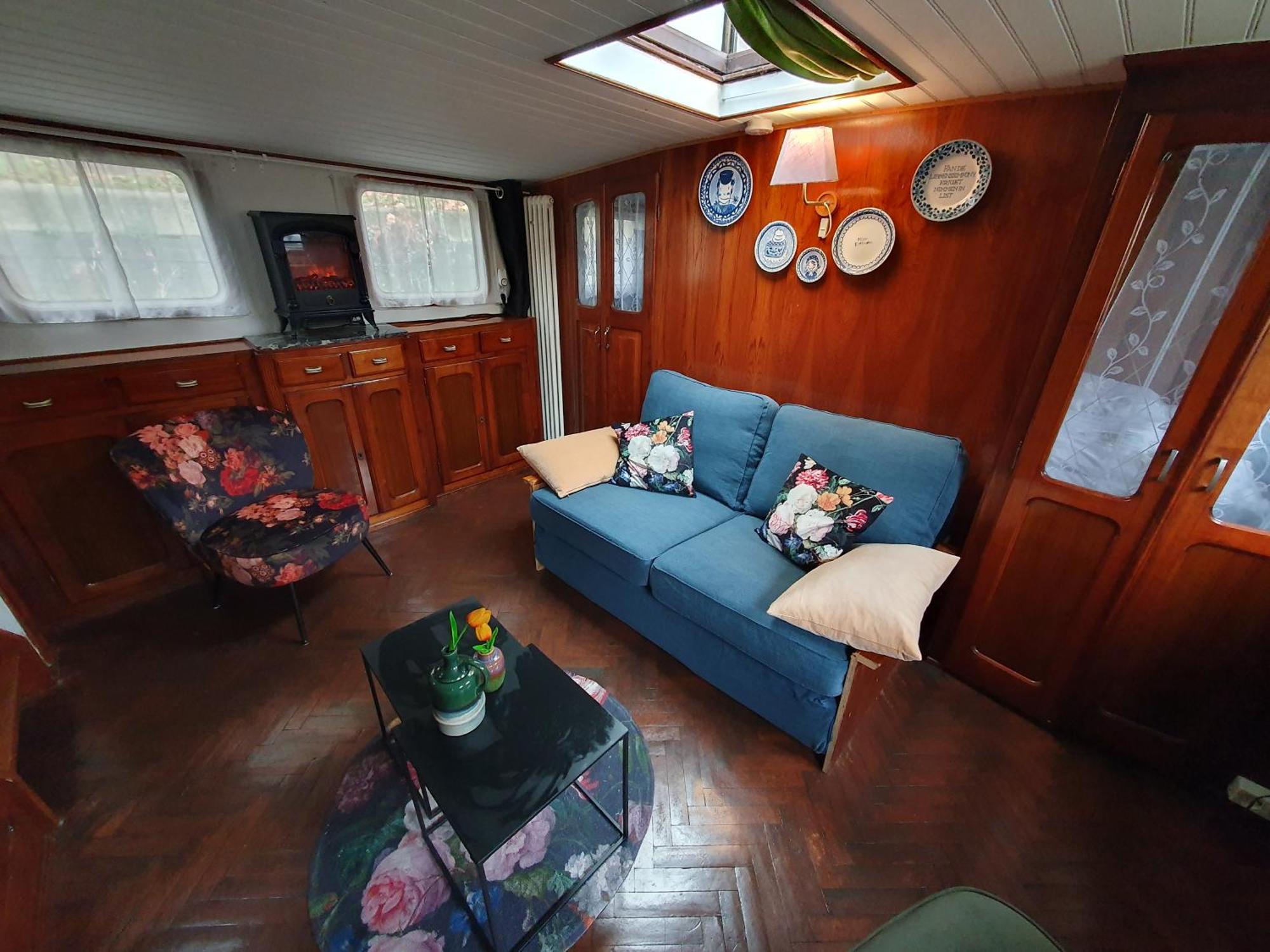 Botel Houseboat *