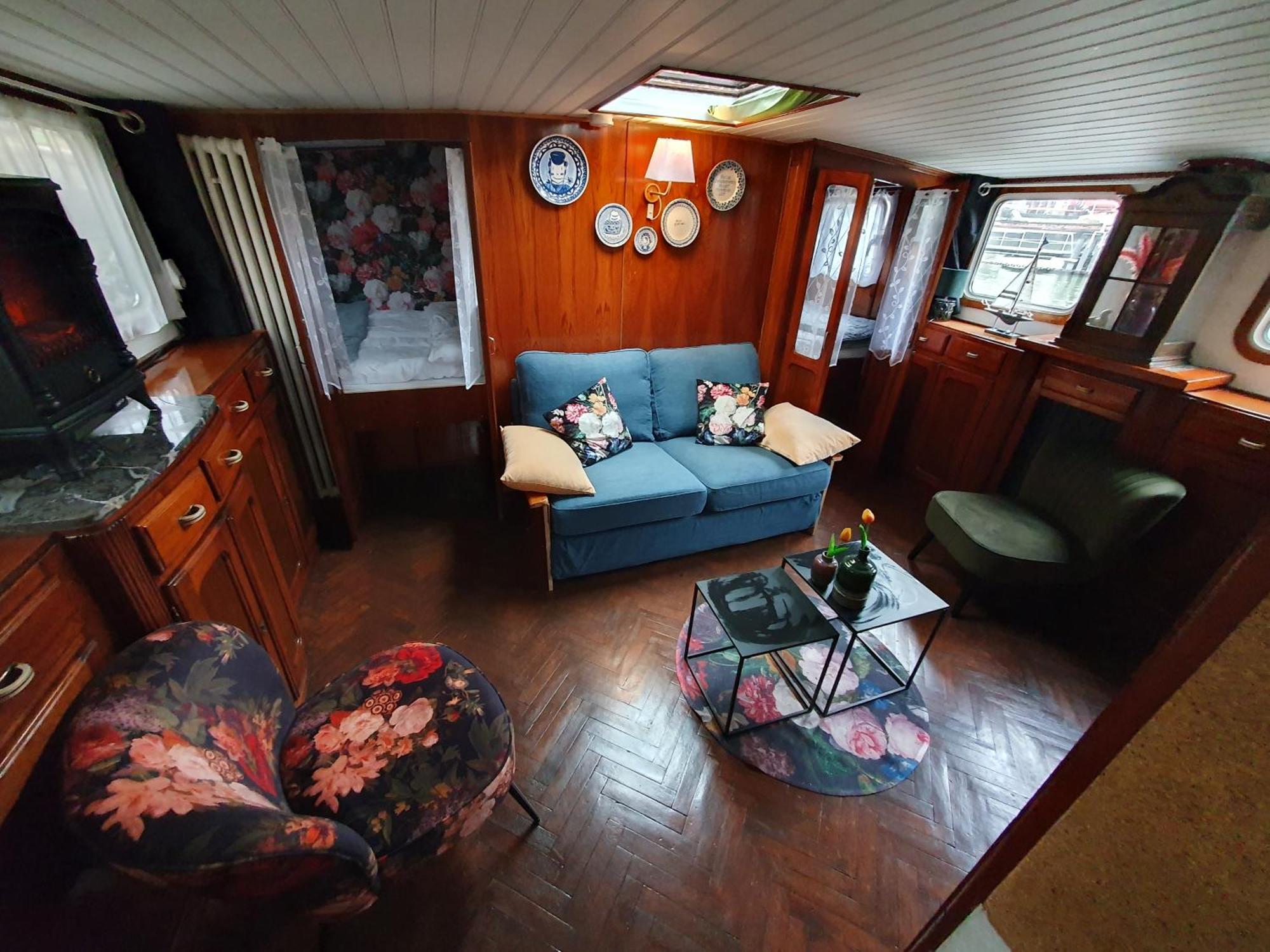 Houseboat Botel