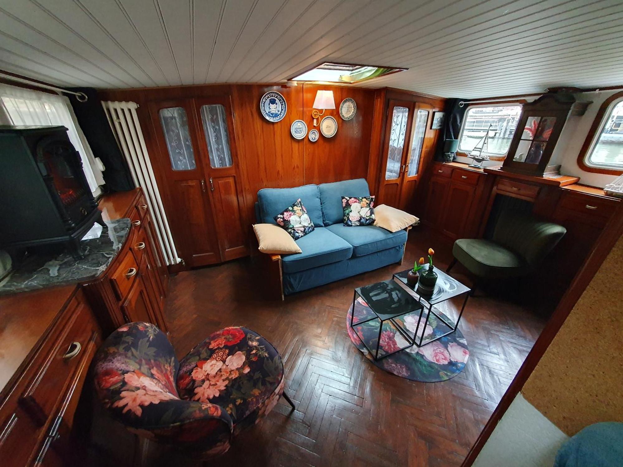 Houseboat Botel *