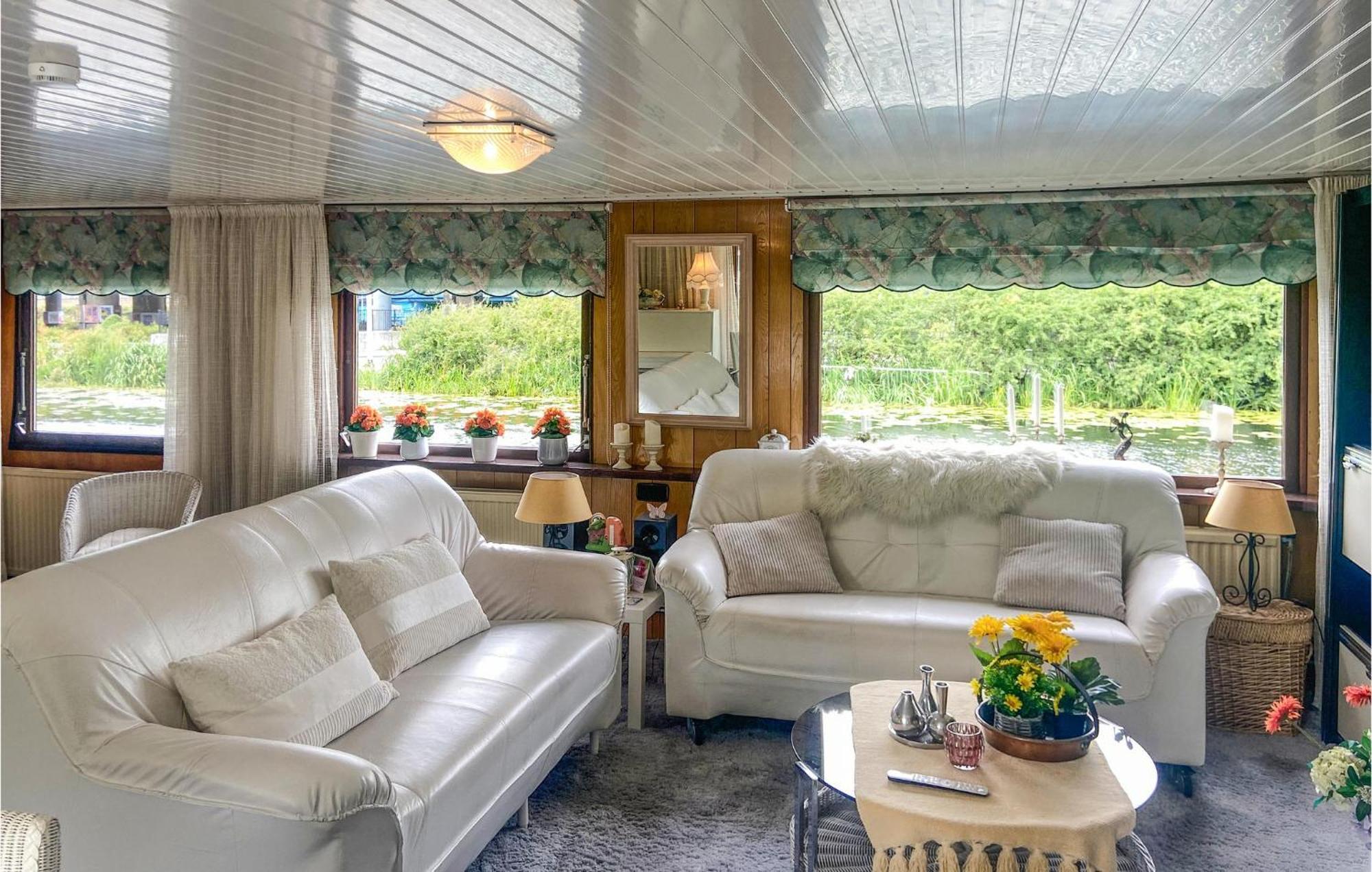 Beautiful Ship-boat In With Wifi And 2 Bedrooms