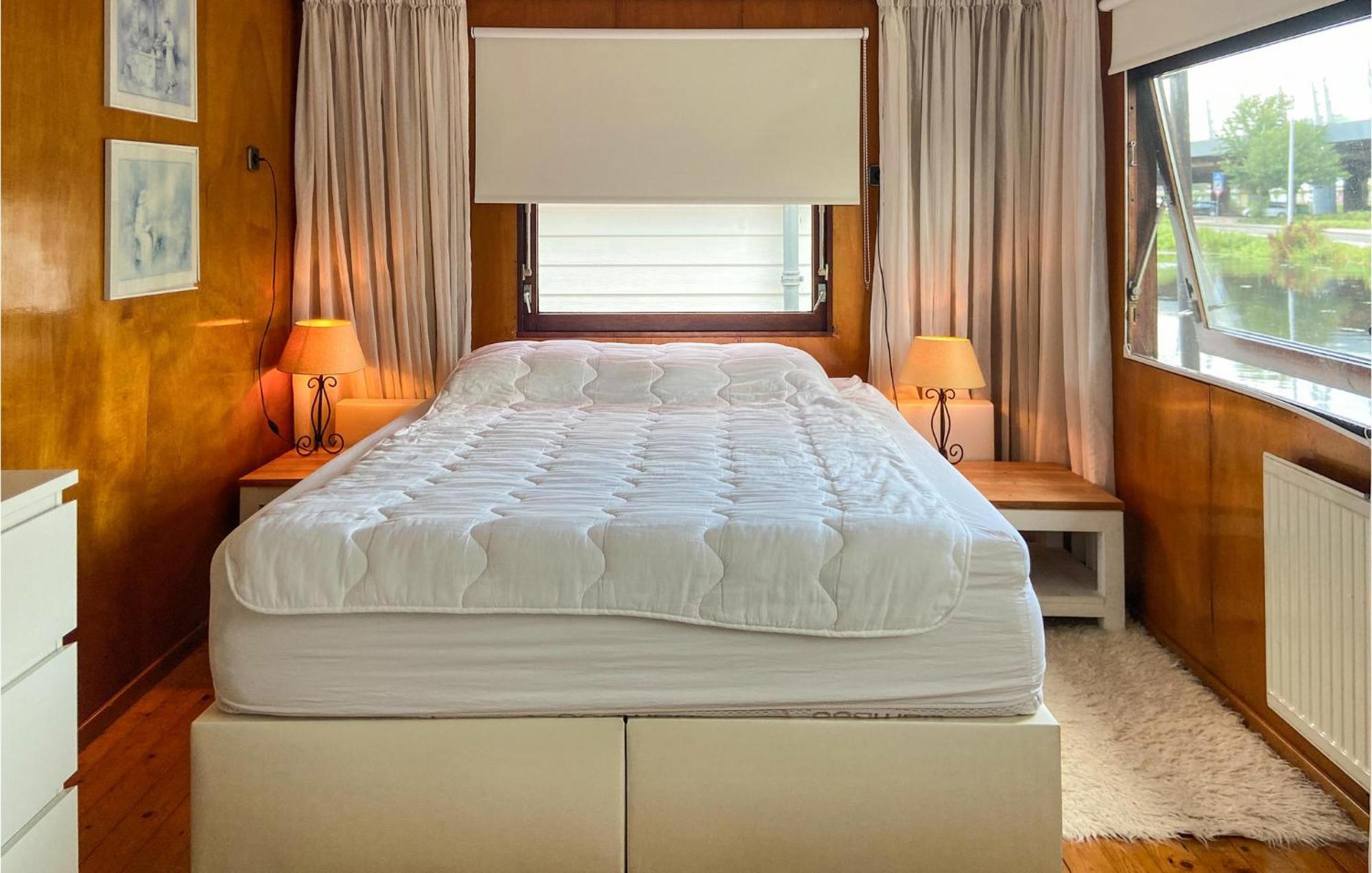 Beautiful Ship-boat In With Wifi And 2 Bedrooms Botel