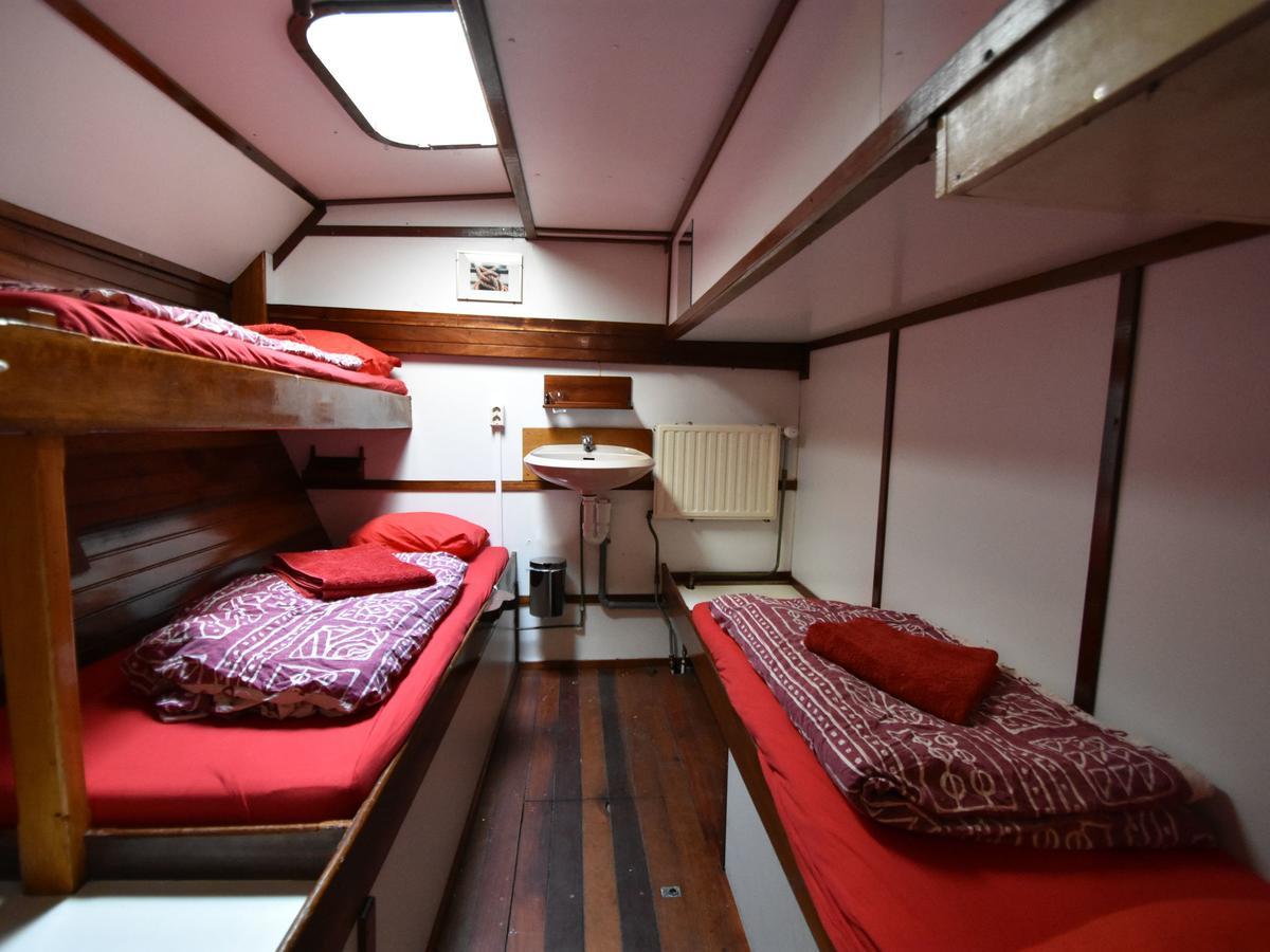 Spacious Yatch Near Forest In Rotterdam