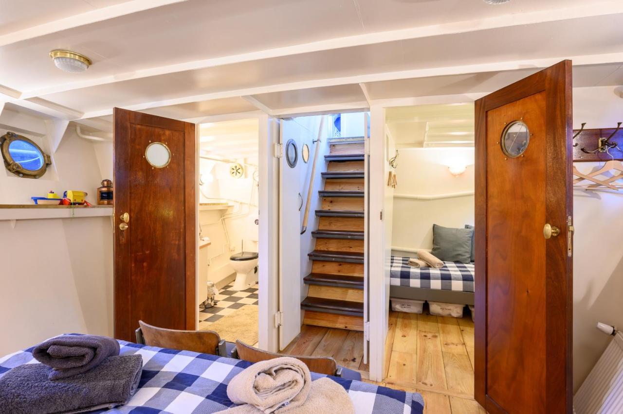 Botel Boatapartment Animathor On Location *