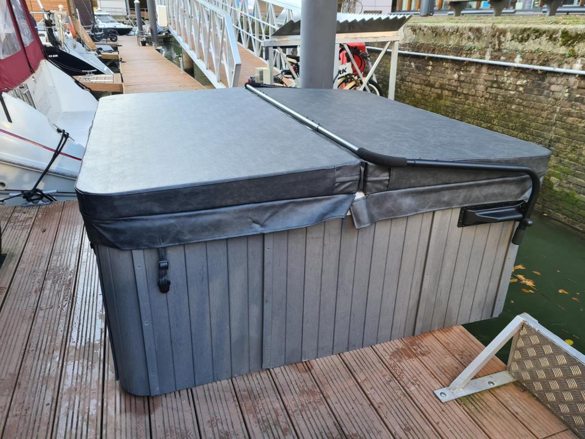 Wikkelboats At Wijnhaven Botel Rotterdam