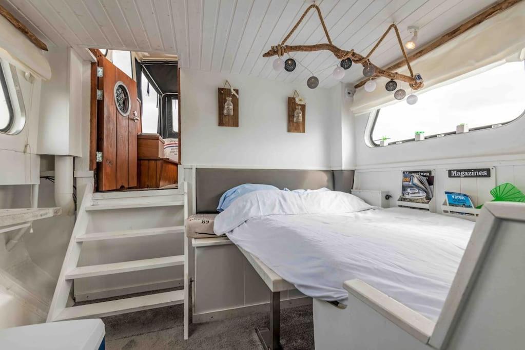 Classic Boat 4-6p Boco Living Marina *