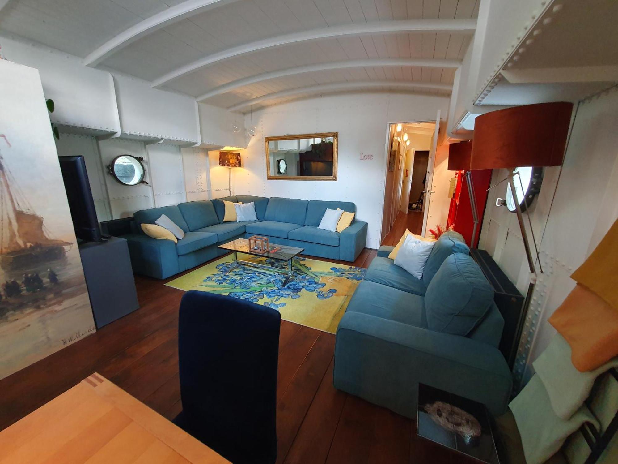 Botel Houseboat *