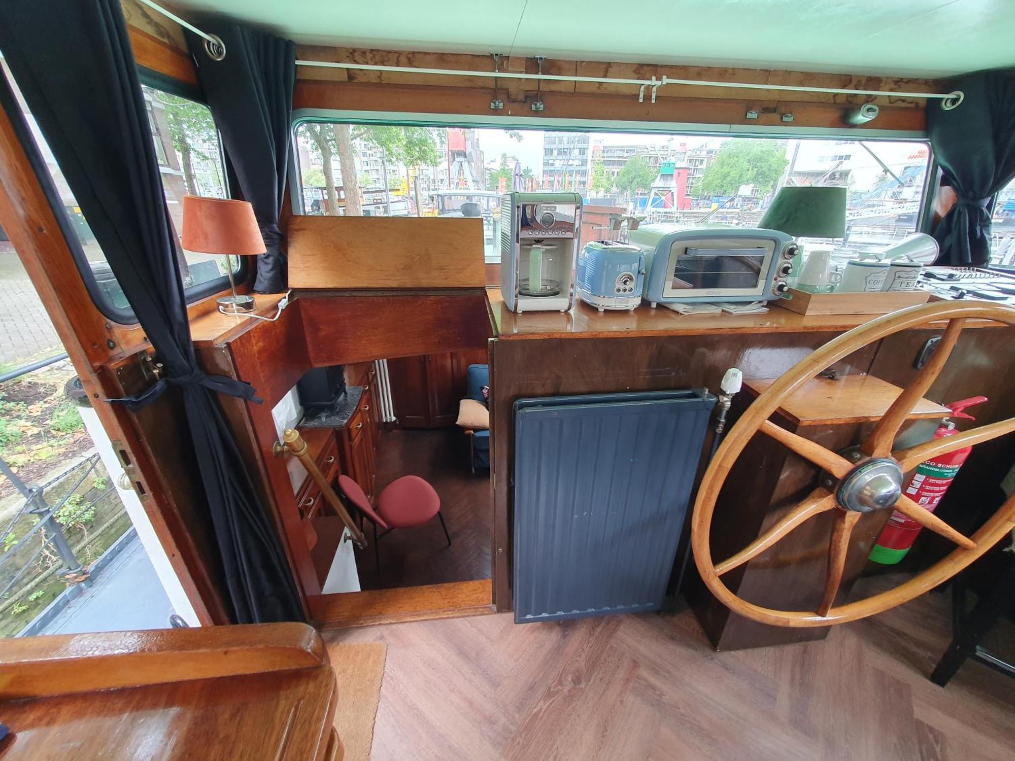 Houseboat Botel
