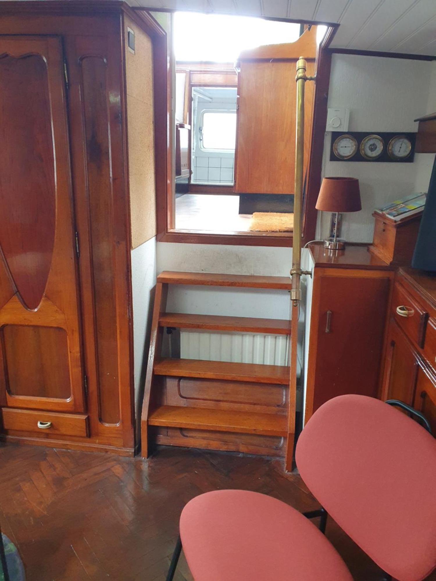Houseboat Botel *
