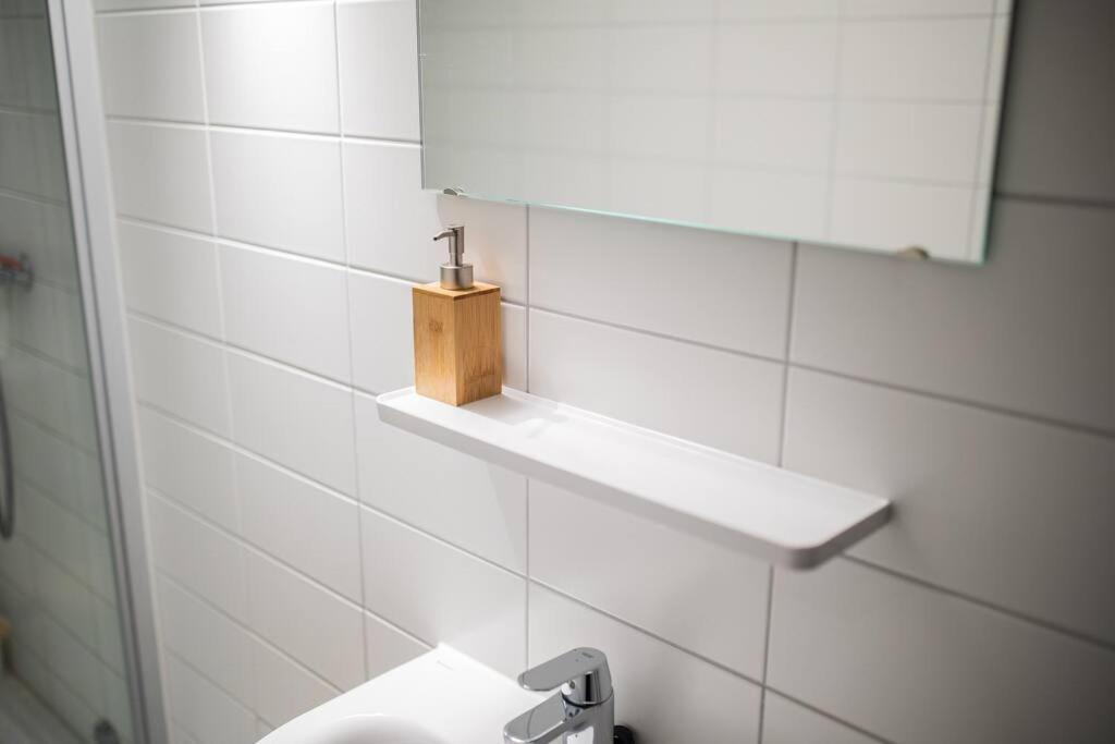 Tastefully 2 Bedroom Serviced 76m2 -kb22- * Rotterdam